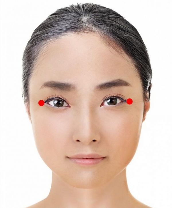 massage mắt xoá vết chân chim